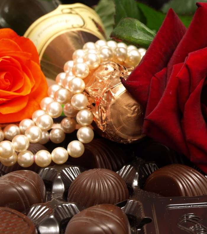 قطع الشوكولا لسد الجوع، أو لتفادي أي احتمال في إنخفاض ضغط الدم نتيجة الإرهاق الذي يصيب غالبية العرائس 