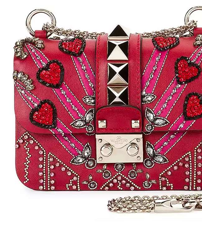 حقيبة Glam Lock من فالينتينو برسومات القلب لعيد الحب