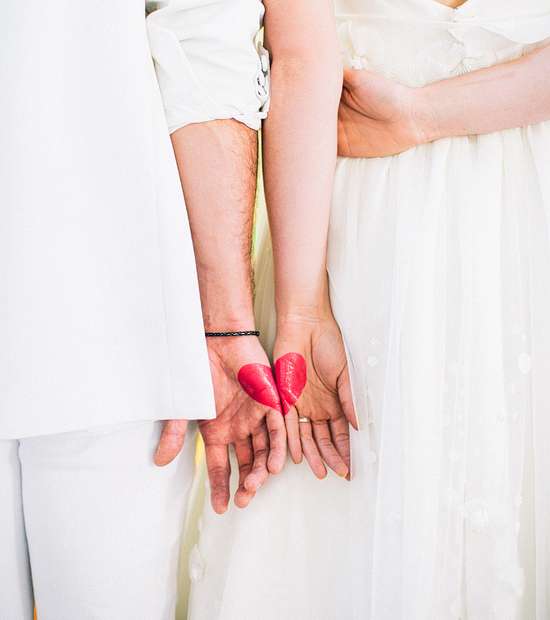 من الفريد أن ترسما على أيديكما القلب المقسوم إلى نصفين، والذي ستجمعانه بحبّكما 