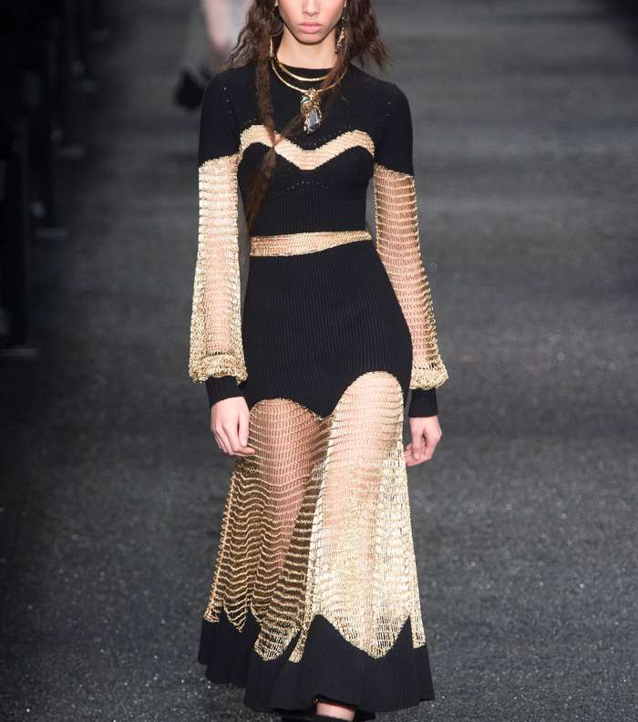 الفستان المشبك الذي يظهر الملابس الداخلية من الكسندر ماكوين لشتاء 2018