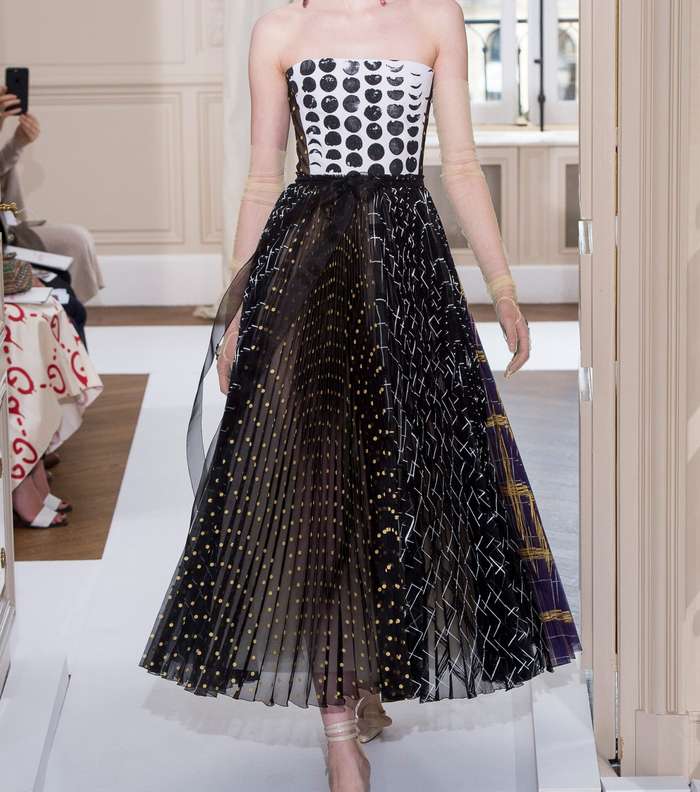 فستان التول المنفوخ والمنقط على الصدر بقصة عارية من شياباريلي لشتاء 2018