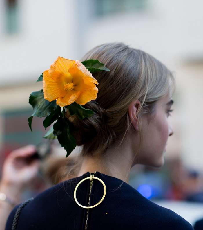 الوردة البرتقالية الكبيرة تزيّن تسريحة الكعكة