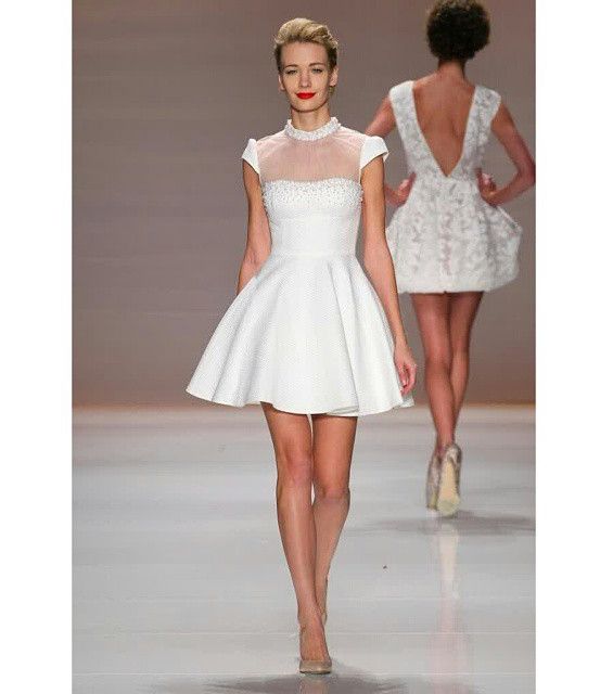الفستان القصير باللون الأبيض