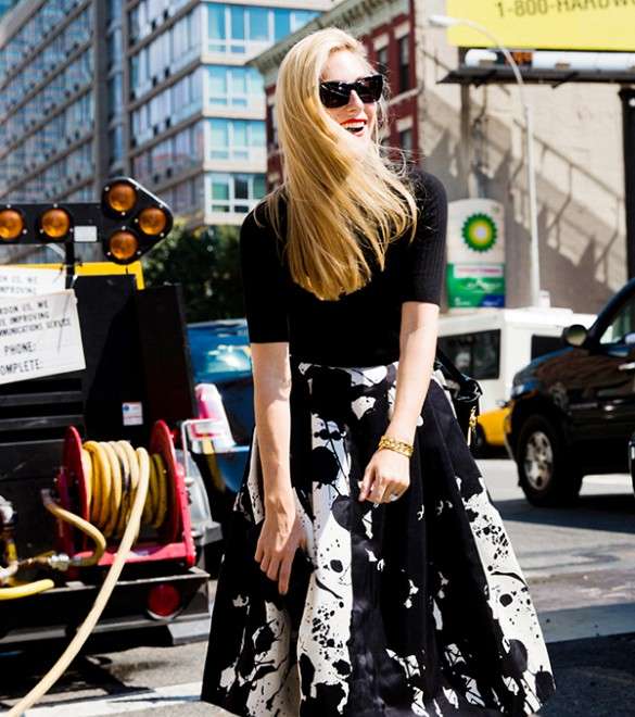 من معتقدات الموضة الخاطئة أنّ الأحذية المسطّحة لا تليق بالتنورة متوسطة الطول