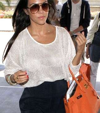 اختاري الشورت الأسود وارتديه مع حقائب النيون على طريقة كورتني كارداشيان