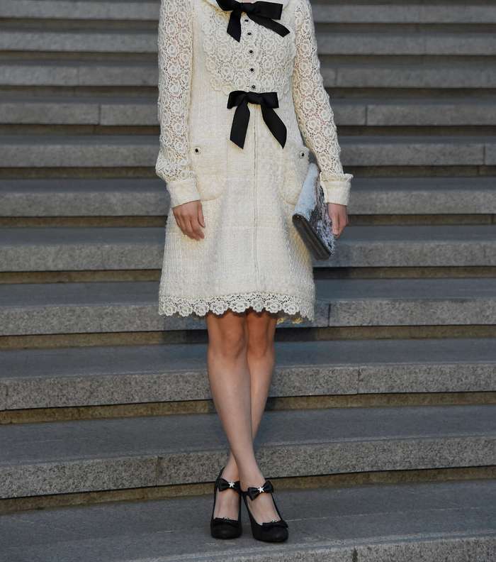 Rinko KIKUCHI تتالق بفستان تويدي من CHANEL خلال عرض الكروز 2016