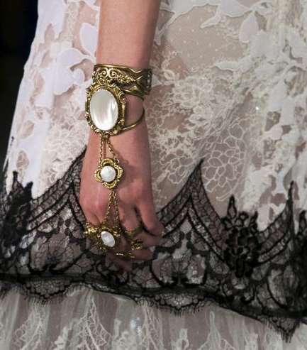 المجوهرات المعدنية من Rodarte