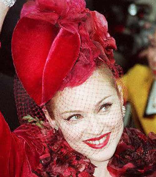 الأحمر زيّن إطلالات مادونا في 1996