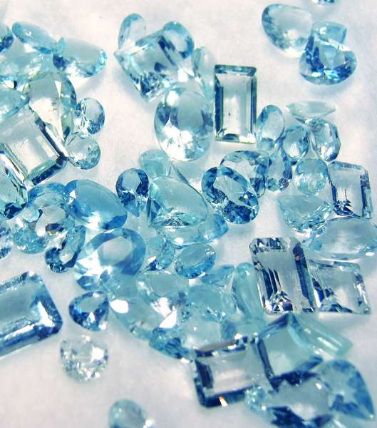 أحجار الأكوامارين aquamarine... نعومة وأناقة اللون الأزرق الهادئ.