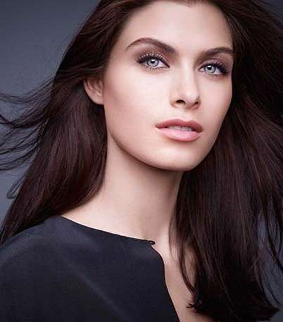إطلالة مشرقة مع مستحضرات ماكياج Clarins