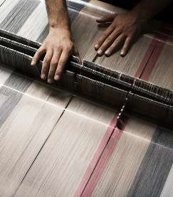 تعرفي على مراحل صناعة شالات Burberry