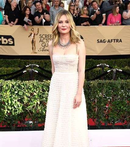 كريستن داست بفستان شفاف من ديور  في حفل SAG Awards 2017