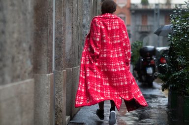 موضة المعطف المقطع والماكسي من شوارع ميلانو خلال اليوم الاخير من اسبوع الموضة