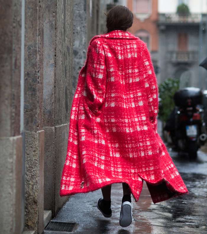 موضة المعطف المقطع والماكسي من شوارع ميلانو خلال اليوم الاخير من اسبوع الموضة