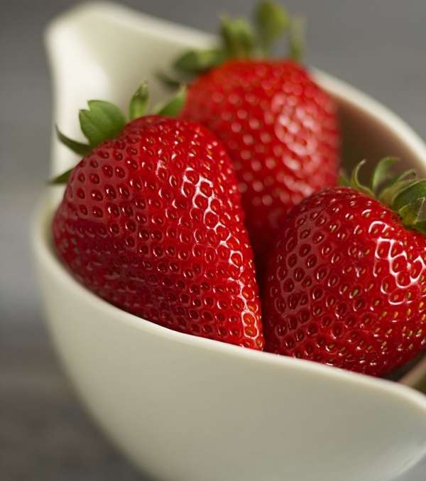 الفراولة...للتقشير وتلوين الشفاه بلونها الأحمر