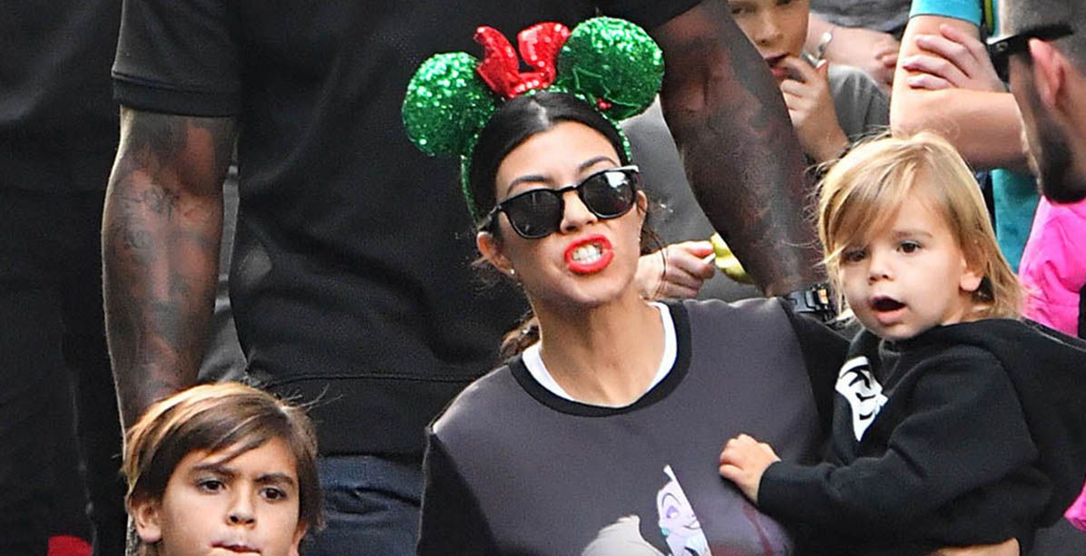 كورتني كارداشيان باطلالات متناسقة مع ابنها