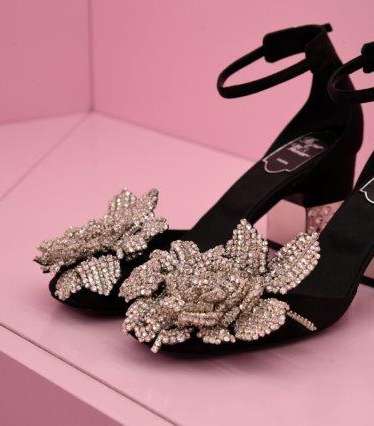 حذاء الـ Block Heels الرسمي مع البكلة على الكاحل والمزين من الامام من roger Vivier لشتاء 2018