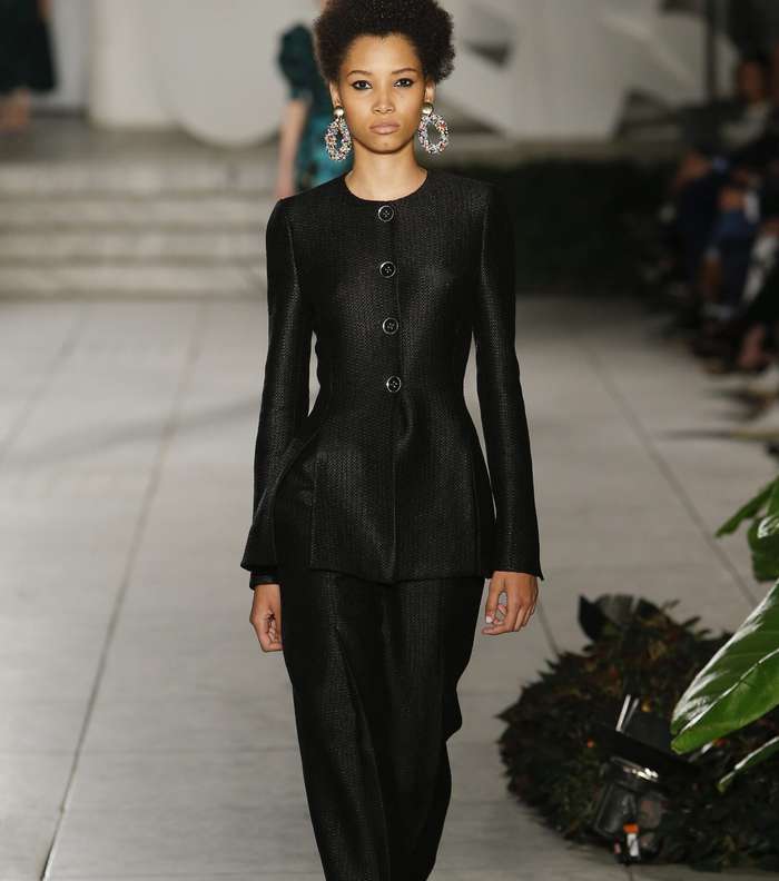 السروال الرسمي مع السترة الرسمية بالازرار المدورة من كارولينا هيريرا لصيف 2018