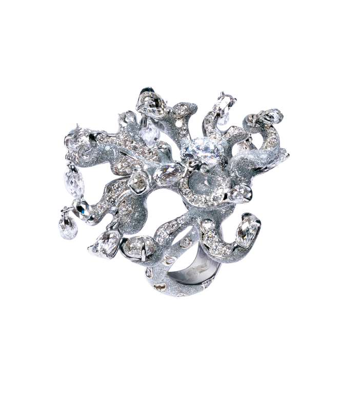 خاتم مميّز بتصميمه الفريد يوم زفافك بتوقيع Dior 