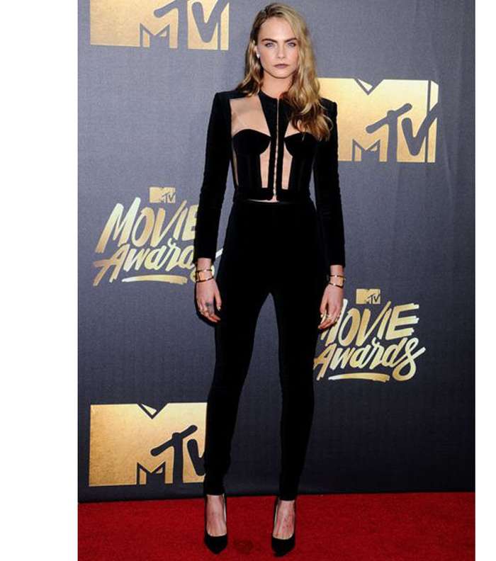 كارا ديليفين باطلالة من توقيع بالمان في حفل MTV Movie Awards 2016