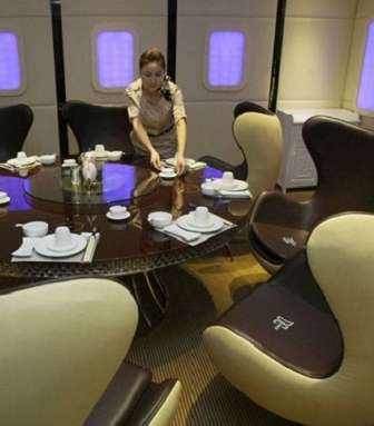 مطعم على شكل غرفة خاصة في الطائرة