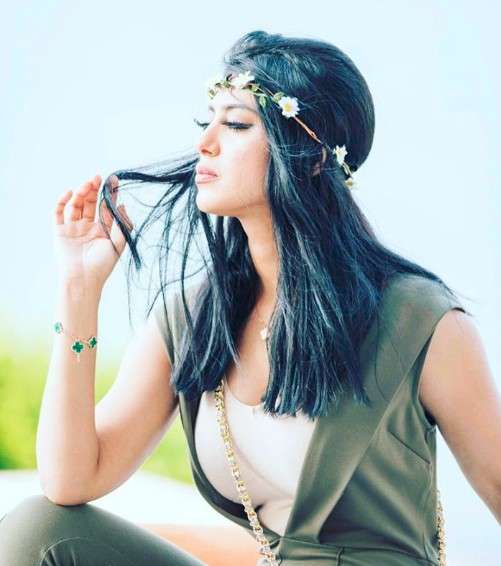 شيلاء تعشق أكسسوارات الشعر الأنثوية