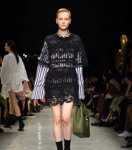 القميص المقلم وفوقه تنورة الدانتيل مع توب الدانتيل من Burberry لشتاء 2018