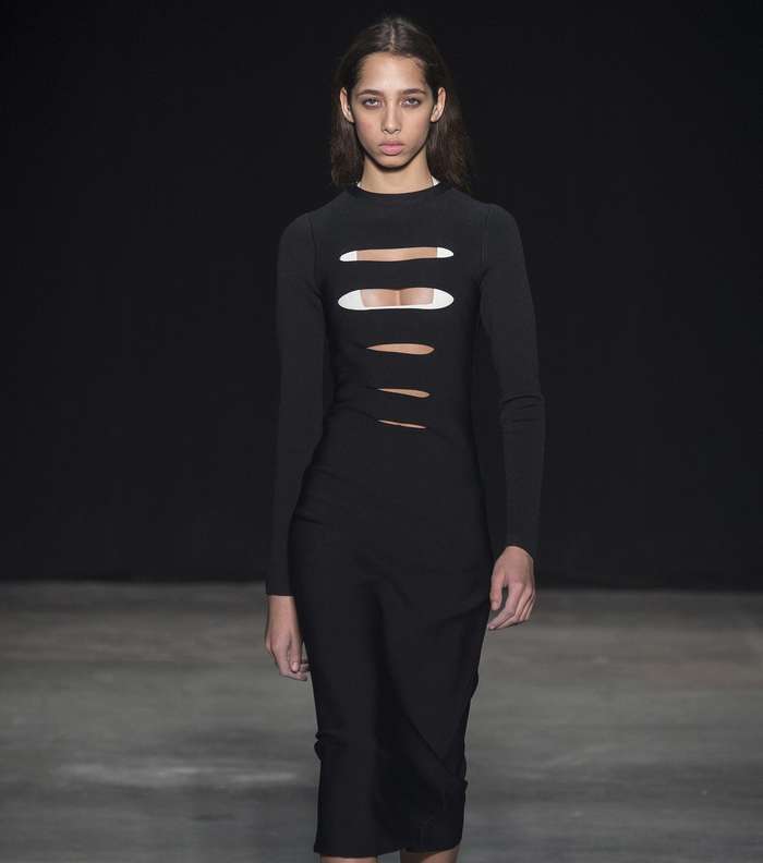 الفستان بالقصة الضيقة والـ cut out على الصدر من نارسيزو رودريغيز لشتاء 2018