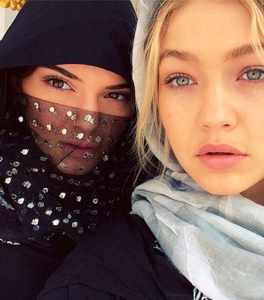 صورة تجمعها بصديقتها كيندال جينر في دبي