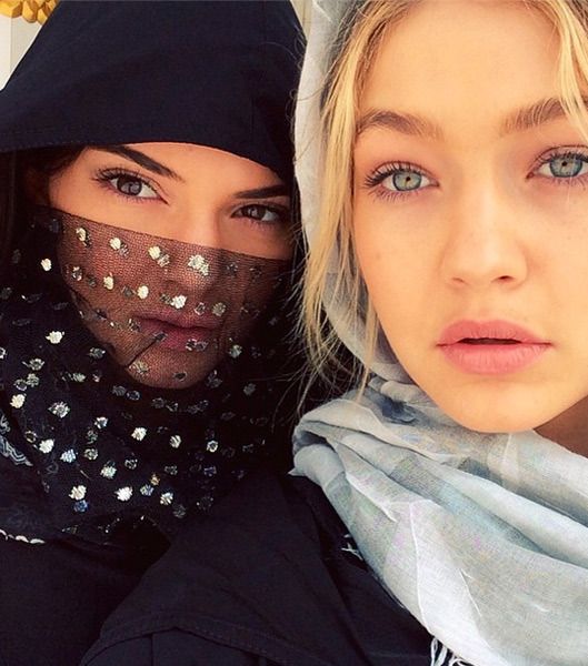 صورة تجمعها بصديقتها كيندال جينر في دبي