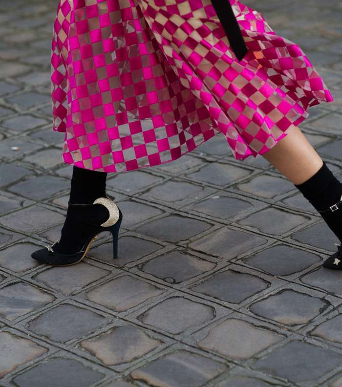 موضة الحذاء بالكعب العالي مع الجوارب في اليوم السادس من أسبوع الموضة الباريسي