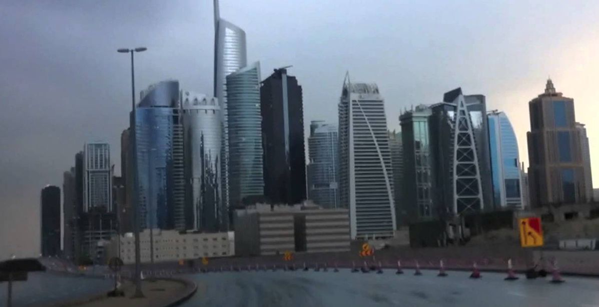 هل يتساقط  مطر أخضر اللون قريباً في دبي؟