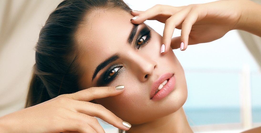 مكياج سموكي اسود وفضي بالصور والموديلات