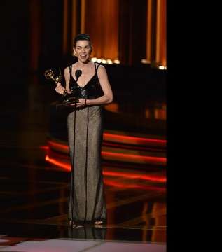فوز Julianna Margulies عن دورها في المسلسل الدرامي The Good Wife