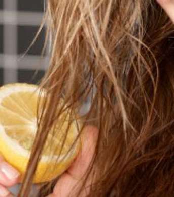 تريدين تفتيح لون شعرك من دون اللجوء الى المواد الكيميائية؟ امزجي قليل من عصير الليمون بالماء وضعيه على شعرك واجلسي في الشمس. 