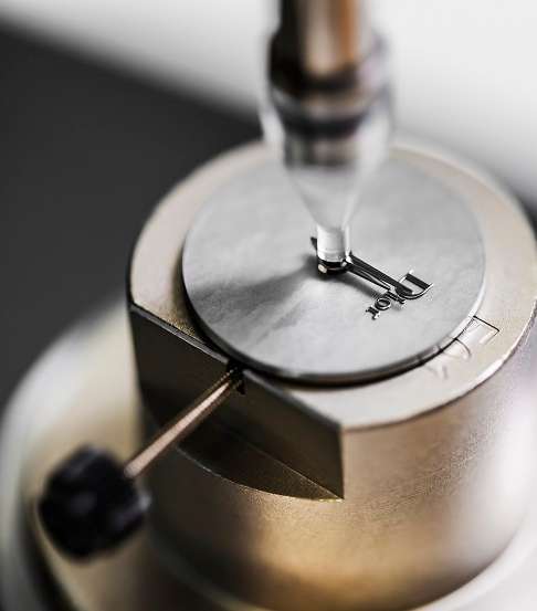 اليك طريقة تصنيع ساعة La D de Dior Satine