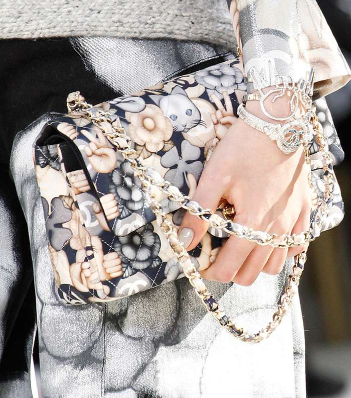 حقيبة CHANEL الكلاسيكية المطبعة بالرسومات ومنها رسمة القطة من CHANEL لشتاء 2017