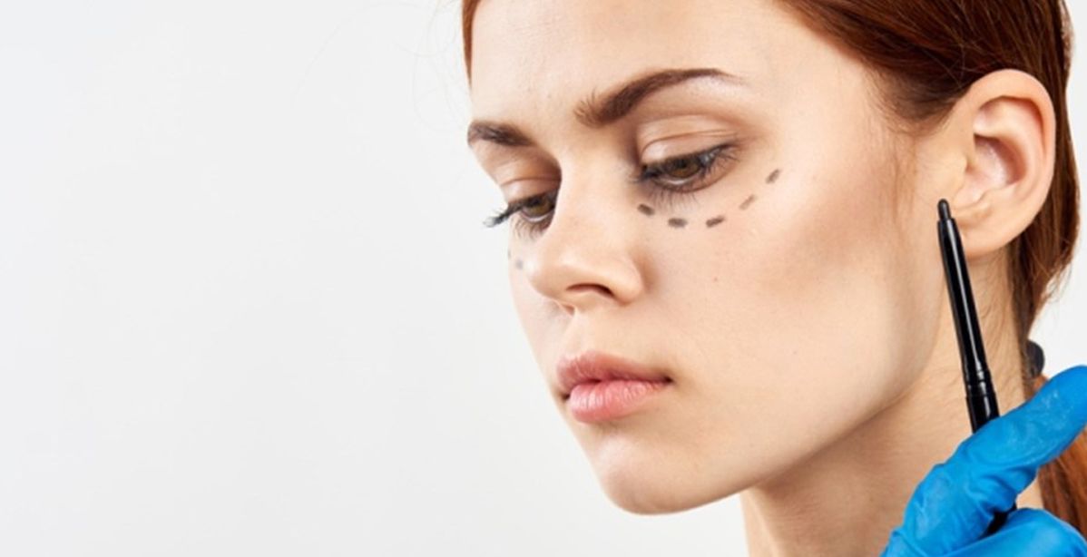 أخطاء مكياج تسبب ظهور تجاعيد العين عن مر مبكر