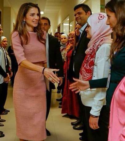 الملكة رانيا تتالق بتايور تويدي باللون الزهري