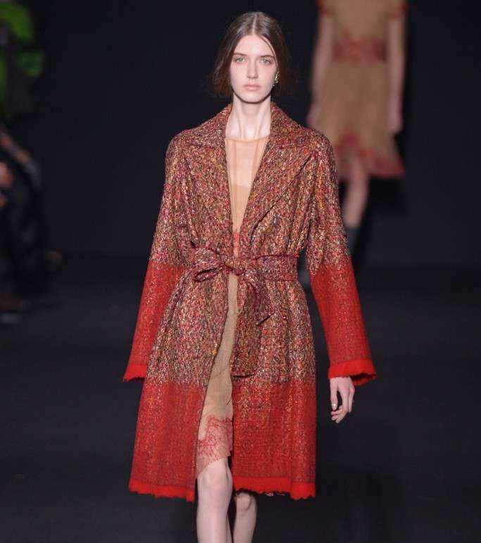 من ابرز صيحات الموضة لشتاء 2015، المعطف على شكل فستان