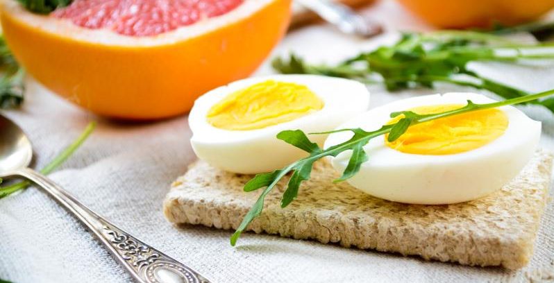 عدد السعرات الحرارية في البيض