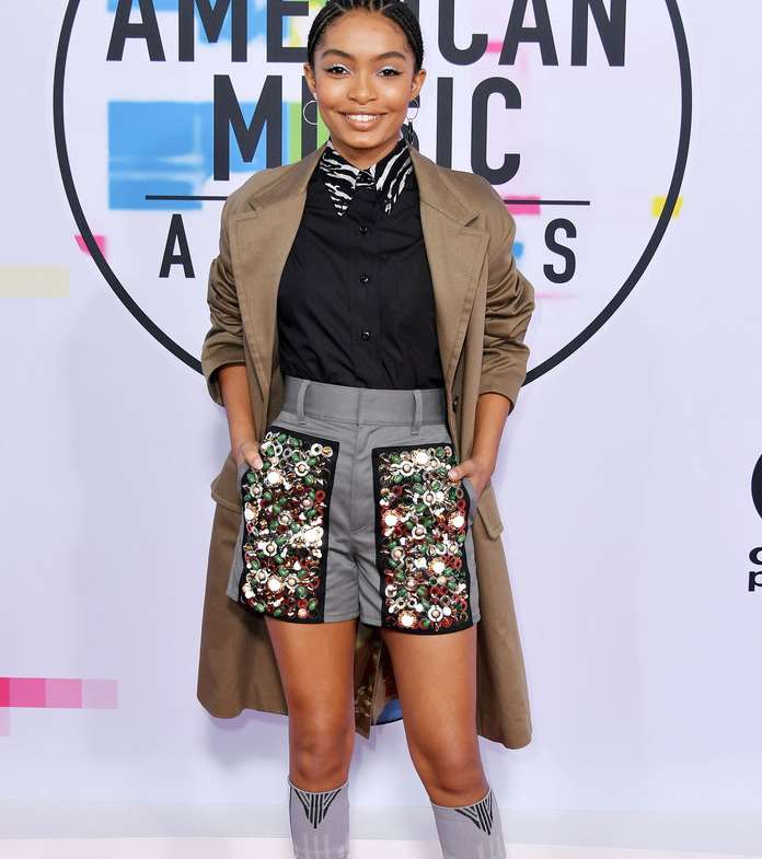 يارا شهيدي باطلالة من برادا في حفل American Music Awards 2017