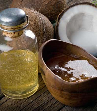 زيت جوز الهند هو أحد  أكثر الزيوت شيوعا المستخدمة في العناية بالبشرة، الذي يتسلل إلى المسام بسلاسة، ويحميهات من البثور وحب الشباب