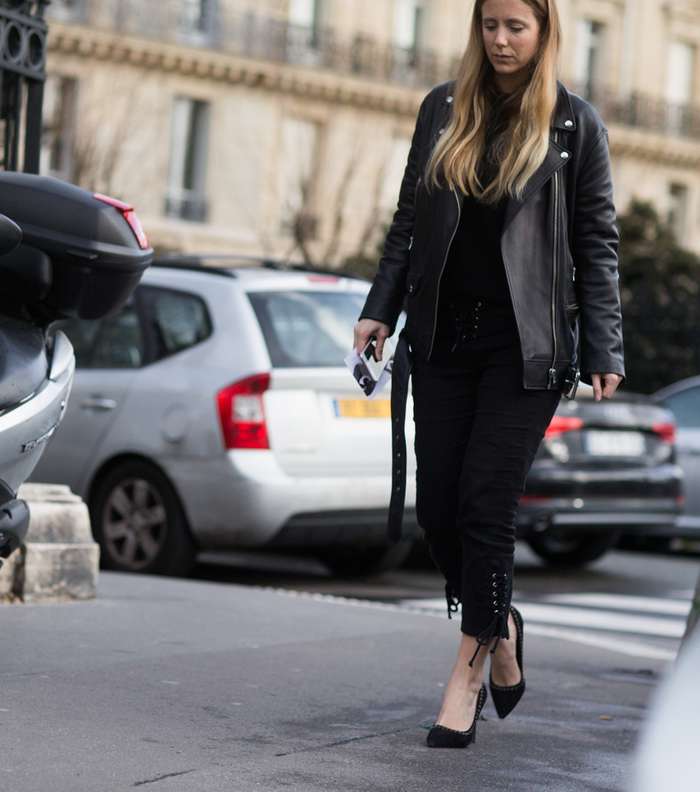موضة إطلالة المونوكروم مع  الحذاء المروس من الأمام من شوارع بازيس خلال اليوم الأول من أسبوع الموضة الباريسي