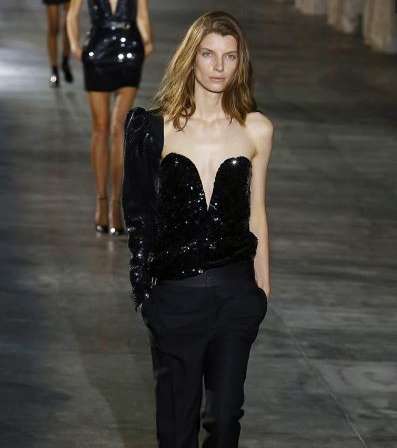 التوب بقصة الكتف الواحد الملفت من سان لوران لصيف 2017