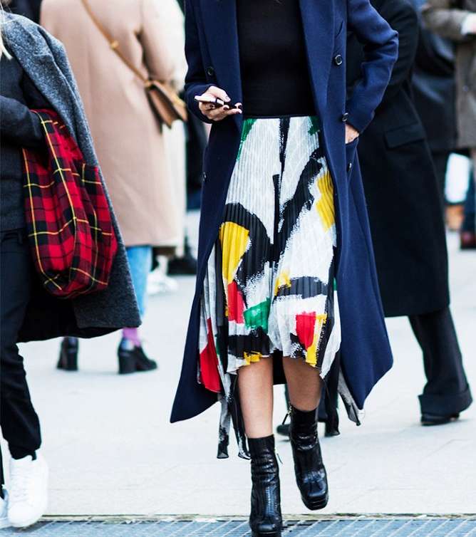 حولي التنورة المثنية الصيفية الى قطعة شتوية من خلال تنسيقها مع الكنزة بقبة العنق العالية