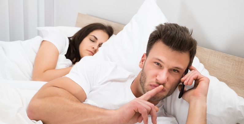 علامات خيانة الزوج لزوجته
