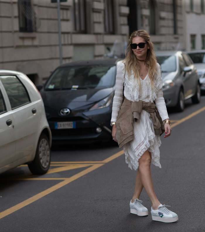 فستان الكشاكش مع الكنزة الرياضية المربوطة على الخصر من شوارع ميلانو في اسبوع الموضة لشتاء 2018