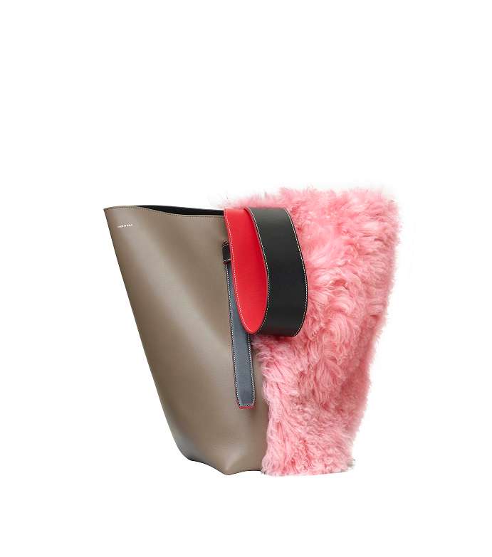 حقيبة الكتف باسلوب الـ Bucket المزين بالفرو من مجموعة سيلين لشتاء 2017