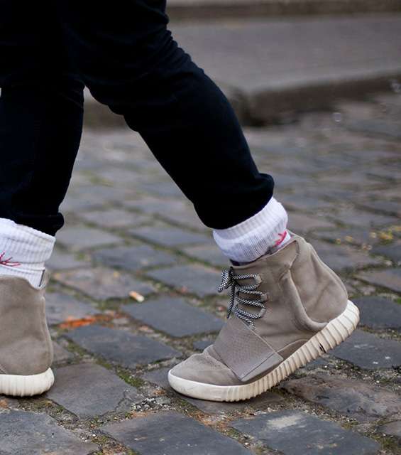 من اشهر الاحذية الرياضية التي سيطرت على شوارع الموضة، حذاء Yeezy الرياضي لكانيي ويست